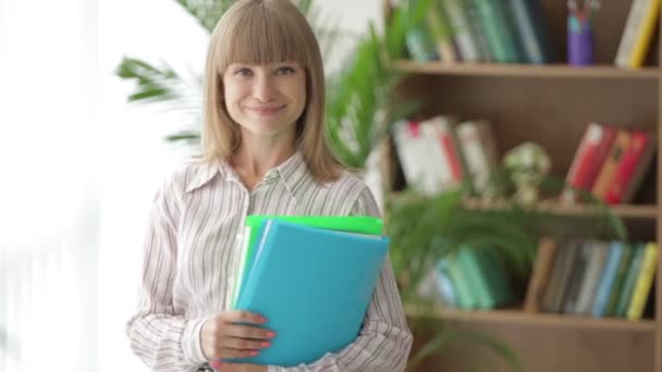 Mujer de pie sosteniendo carpetas de papel — Vídeos de Stock