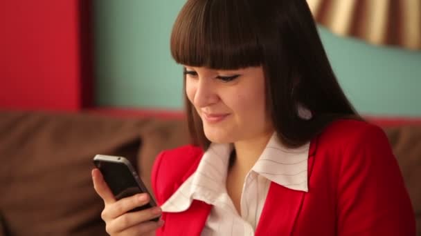 Woman holding telephone — Stock Video