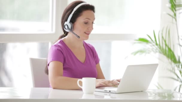 Operador trabajando en laptop — Vídeo de stock