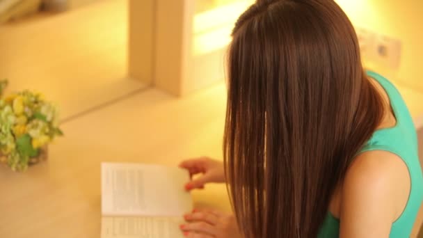 Chica leyendo un libro — Vídeo de stock