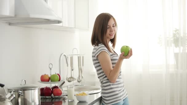 Niedliches Mädchen, das einen Apfel isst. — Stockvideo