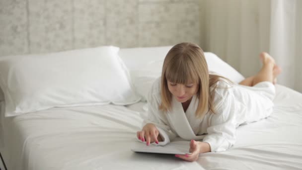 Mujer usando touchpad y sonriendo — Vídeo de stock