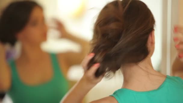 矫直她的头发的女孩 — 图库视频影像