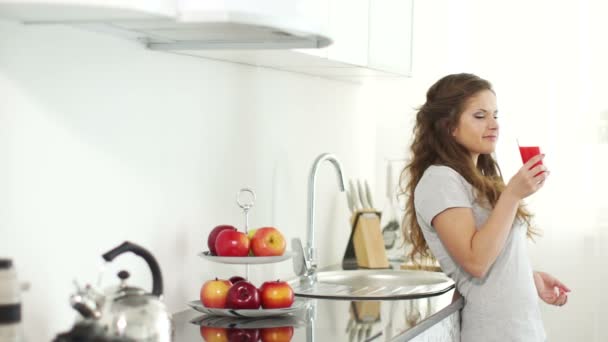 Menina beber suco delicioso — Vídeo de Stock