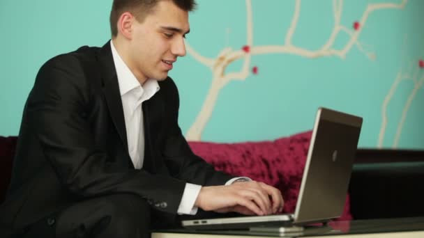 Бізнесмен з ноутбуком працює — стокове відео