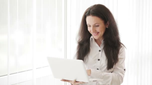 Vrouw met laptop — Stockvideo