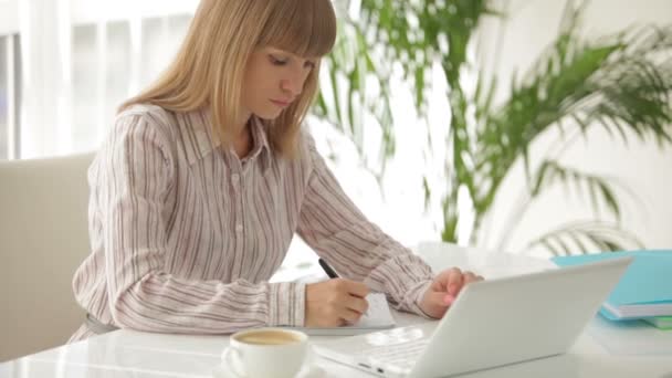 Frau arbeitet am Laptop — Stockvideo