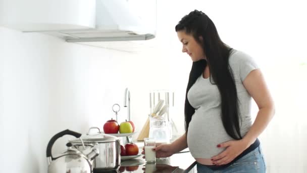 Gravid kvinna dricka — Stockvideo