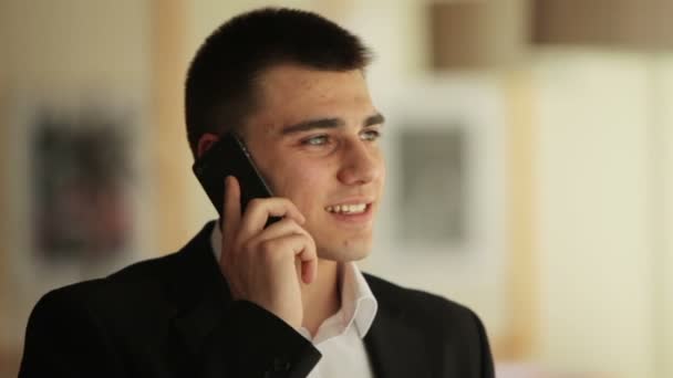 Young man speaking by phone — Stock Video