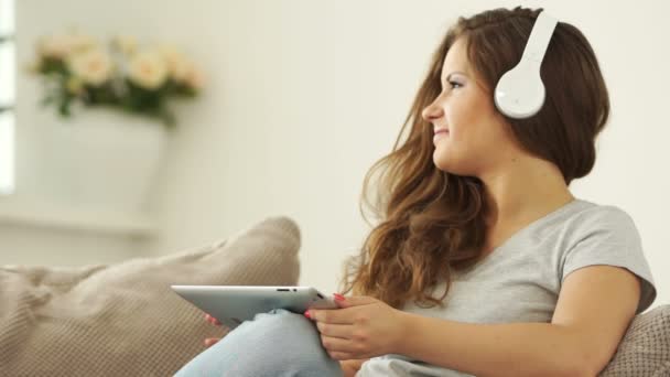 Vrouw genieten van muziek — Stockvideo