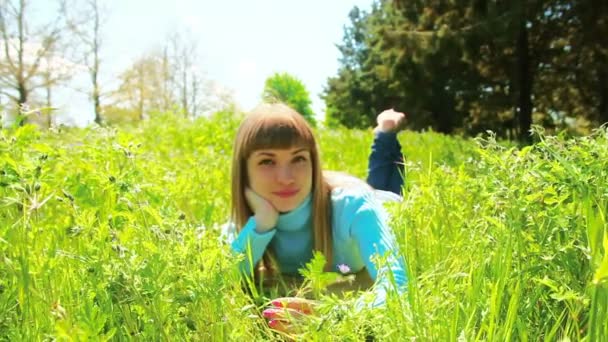 Frau liegt im Gras. — Stockvideo