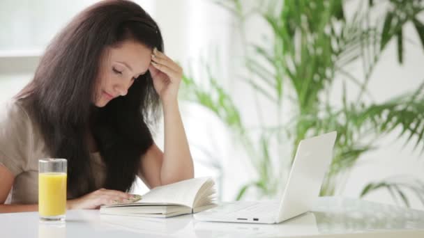 Mulher leitura livro — Vídeo de Stock