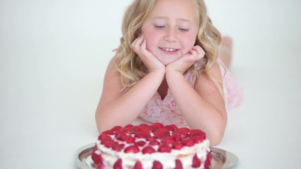 Kleines Mädchen schaut auf den großen Kuchen — Stockvideo
