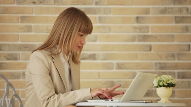 Mulher usando laptop. — Vídeo de Stock