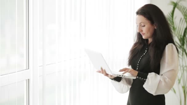 Young woman using laptop — Stock Video