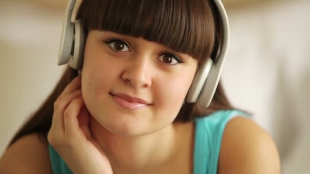 Мила жінка слухає музику — стокове відео