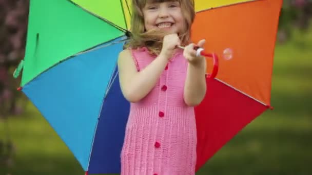 Enfant mignon avec parapluie — Video