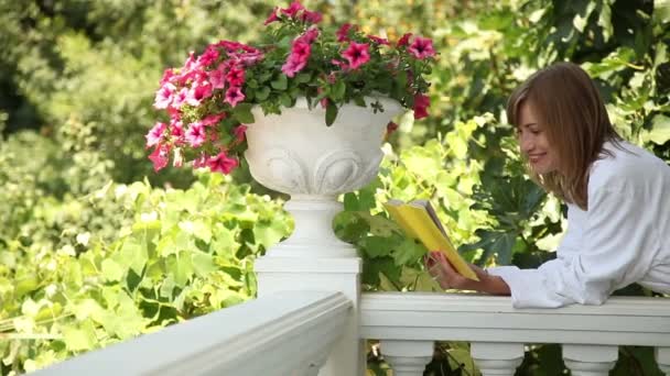 Woman reading the yellow book — Stock Video