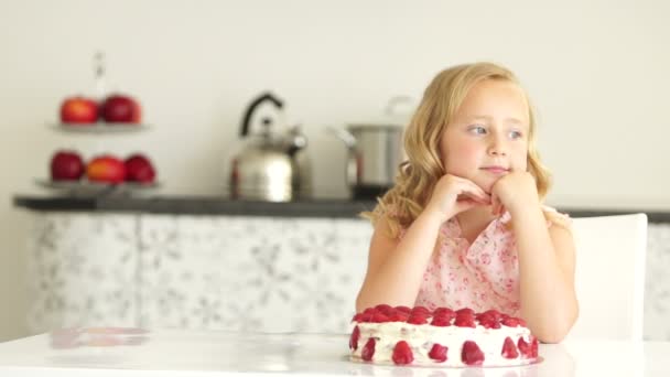 Kleines Mädchen bewundert Erdbeertorte — Stockvideo