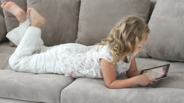 Ragazza con tablet pc sul divano — Video Stock