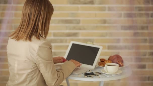 Nő ül a kávézóban, laptop — Stock videók