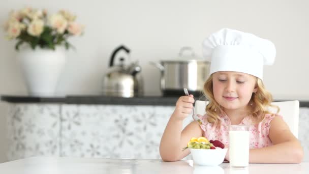 Chica comiendo yogur y bebiendo leche — Vídeos de Stock