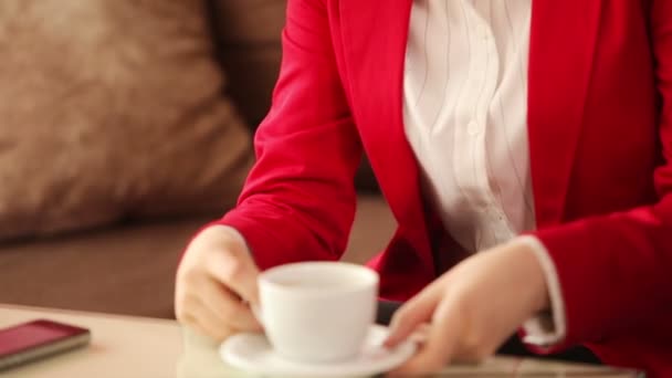 Vrouw die koffie drinkt — Stockvideo