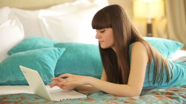 Vrouw achter laptop te typen — Stockvideo