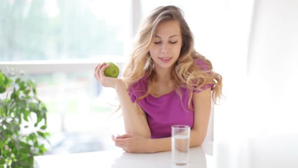 Mujer sosteniendo manzana — Vídeos de Stock