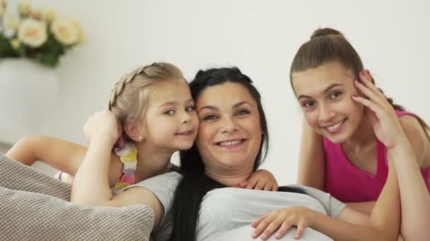 Filles embrasser leur mère enceinte — Video