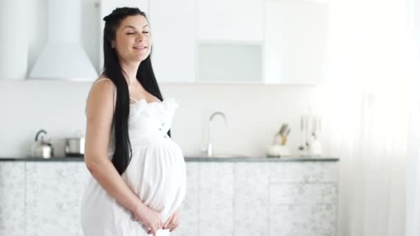 Mujer embarazada de pie y sonriendo — Vídeos de Stock