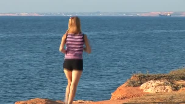 Flicka runing mot havet — Stockvideo