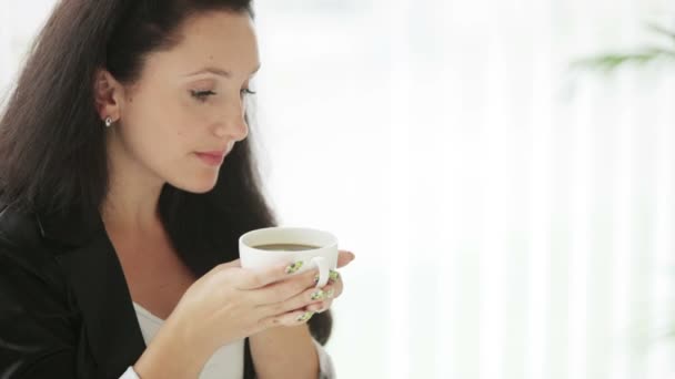 Mujer bebiendo café sonriendo — Vídeos de Stock