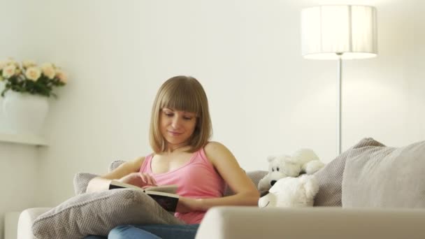 Mulher relaxante na sala de estar — Vídeo de Stock