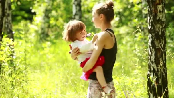 Madre girando niño — Vídeos de Stock