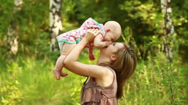 Moeder en baby kussen — Stockvideo