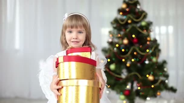 Niño con regalos cerca del árbol de Navidad — Vídeos de Stock