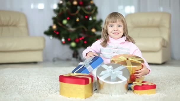 Дівчина тримає різдвяні подарунки — стокове відео