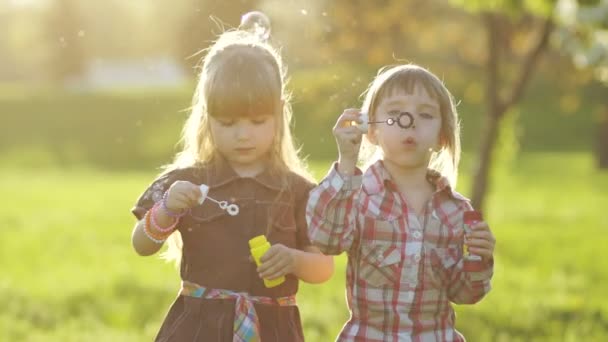 Blowing Bubbles kızlar — Stok video