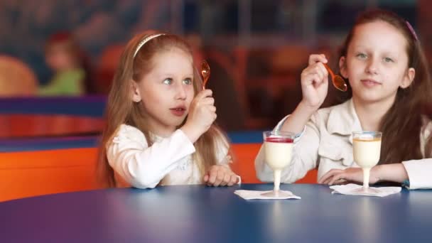 Сестры едят мороженое — стоковое видео