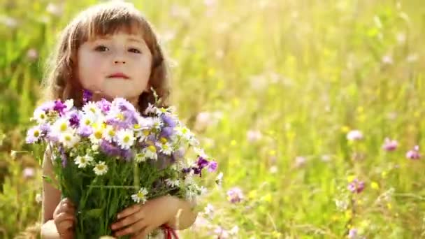 Menina com um buquê de flores silvestres — Vídeo de Stock