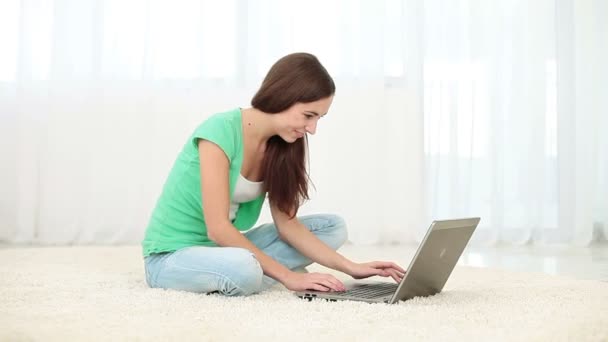 Счастливая девушка, работающая на ноутбуке — стоковое видео