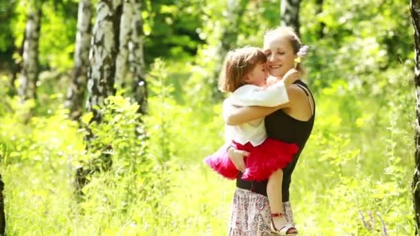 Mutter und Baby kuscheln — Stockvideo