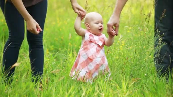 Meisje van de baby leren om te lopen — Stockvideo