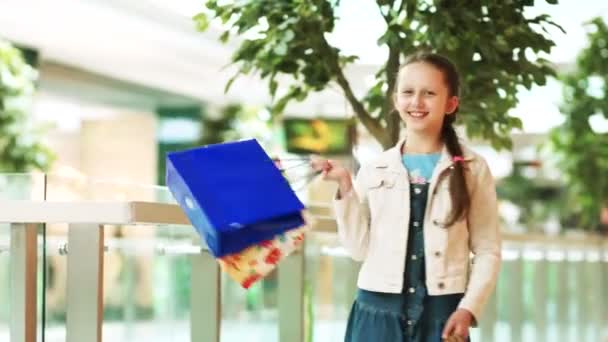 Fille shopping dans le centre commercial — Video