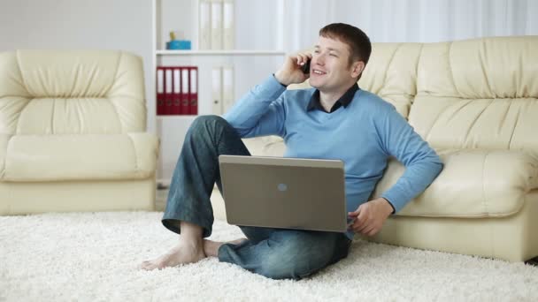 Homem a falar ao telefone — Vídeo de Stock