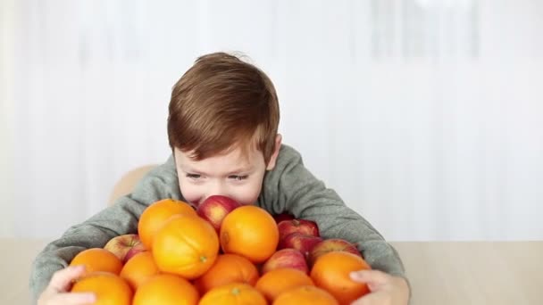 Garçon aux pommes et aux oranges . — Video