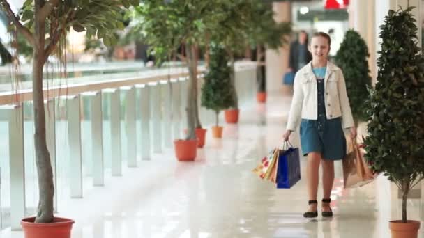 Fille shopping dans le centre commercial — Video