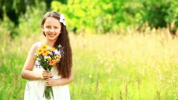 Девушка смеется с цветами — стоковое видео