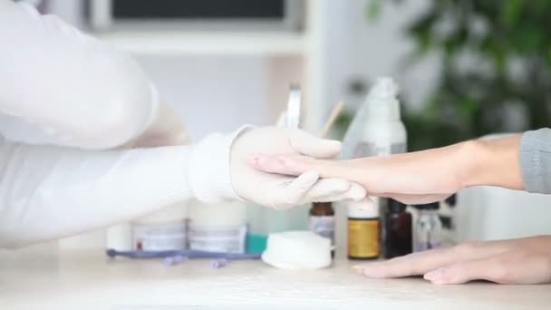 Vrouw voorbereiding nagels aan manicure. — Stockvideo